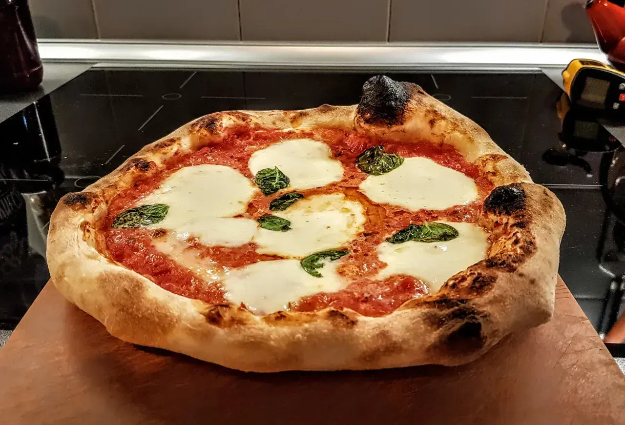 Pyszna pizza Guseppe 4 sery z rozpływającym się serem mozzarella i świeżą bazylią, prosto z pieca.