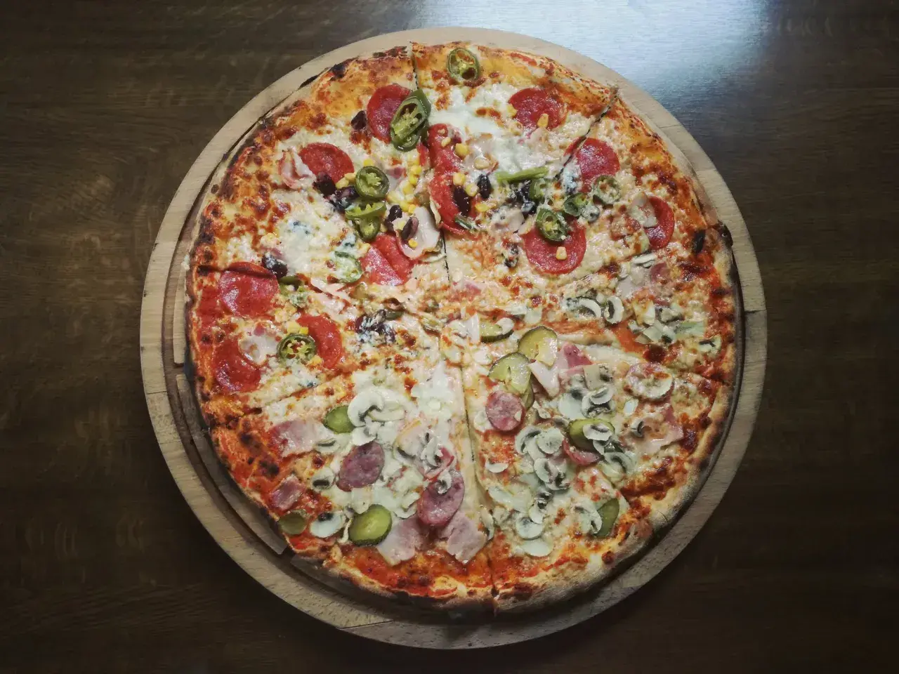 Pyszna pizza z salami, pieczarkami, korniszonami i kukurydzą. Idealna na wieczór, choć warto pamiętać o jej pizza kcal.