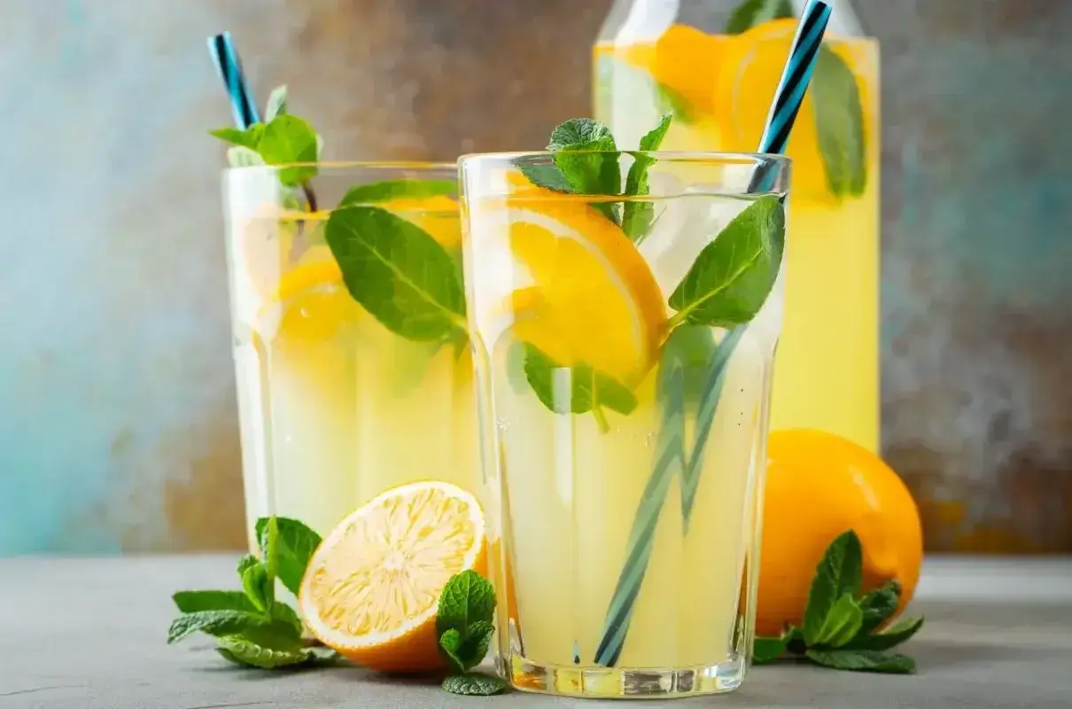 Orzeźwiająca lemoniada z cytryną i miętą, idealna na upalne dni. Prosty przepis, jak zrobić lemoniadę, by poczuć smak lata.