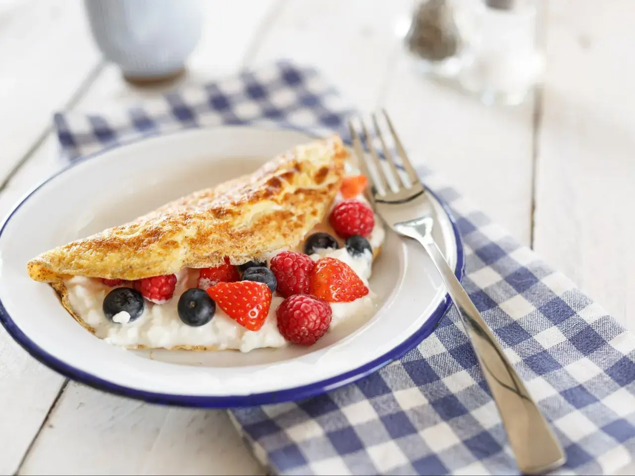 Słodki omlet z serkiem i owocami leśnymi, idealny na śniadanie. Ten przepis na omlet na słodko zachwyci każdego!