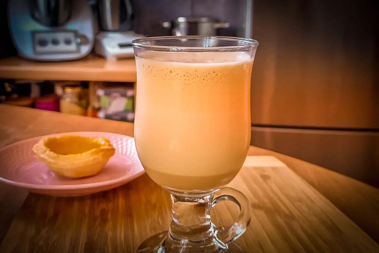 Kawa mrożona thermomix, idealna na upalne dni, podana z babeczką.