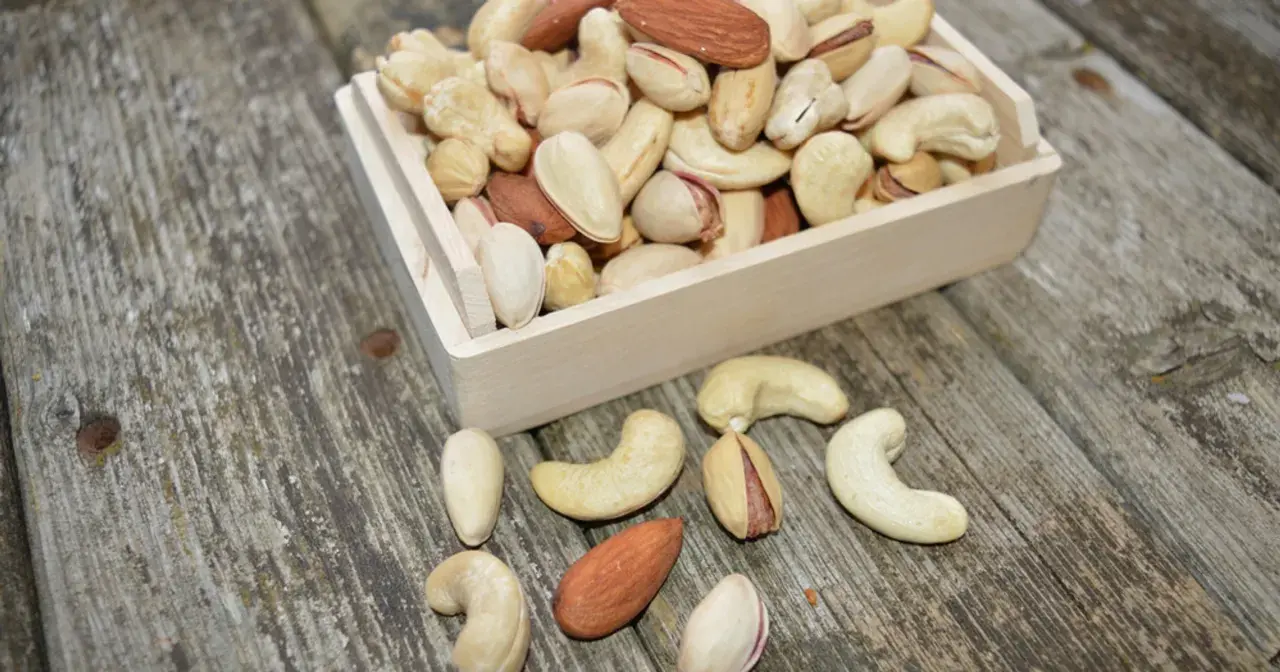 Mieszanka orzechów: migdały, pistacje i nerkowce. Zastanawiasz się nad pistacje kcal? Oto zdrowa przekąska.