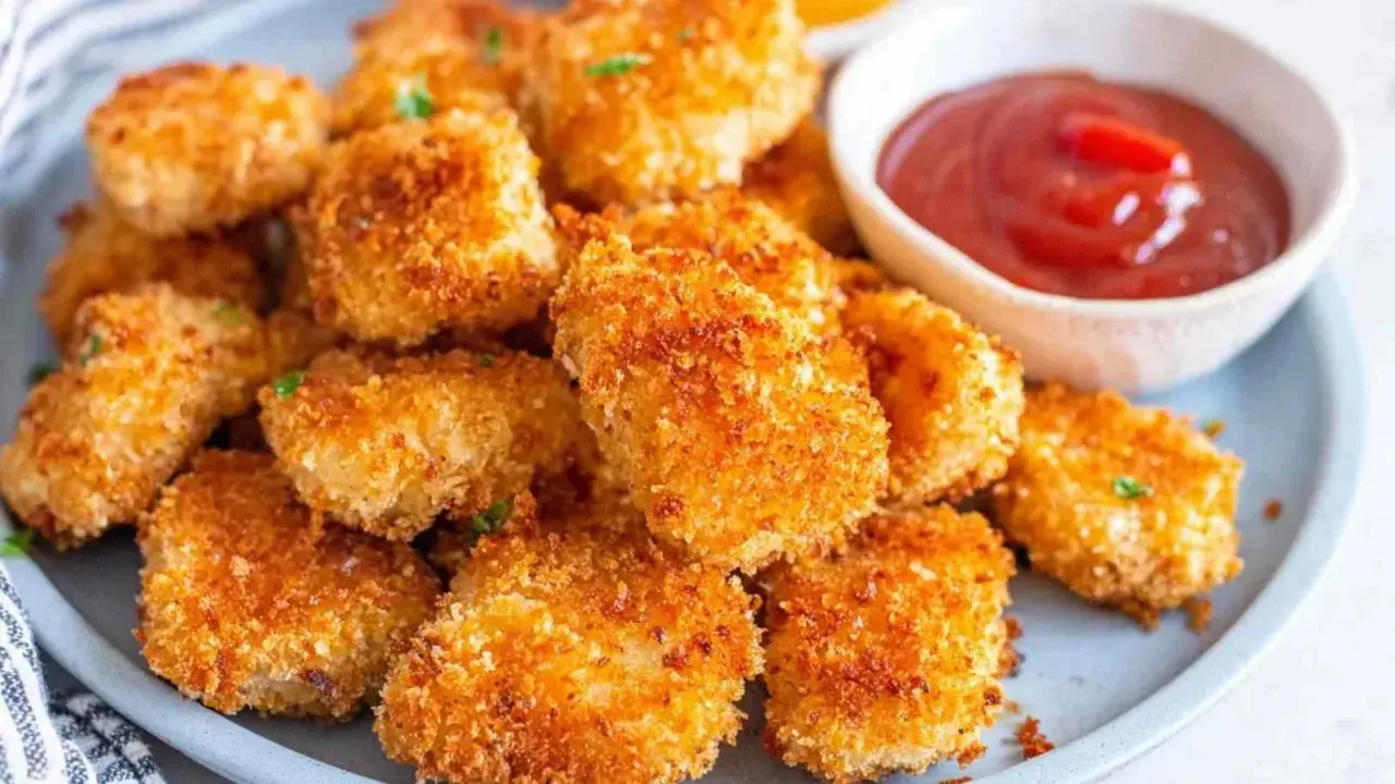 Chrupiące nuggetsy z airfryer, idealne do maczania w ketchupie. Pyszna i zdrowa przekąska.