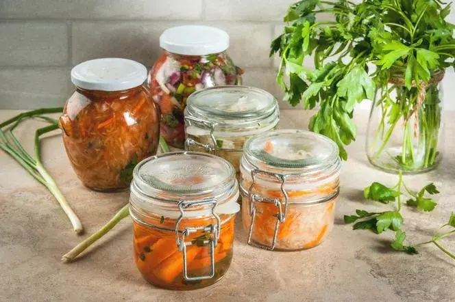 Jak zawekować sałatkę jarzynową, aby cieszyć się smakiem zimą