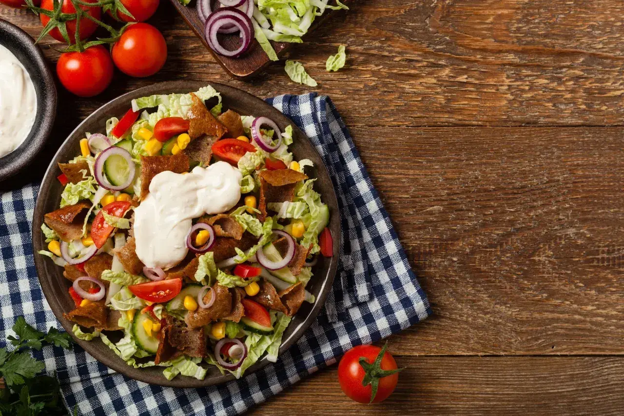 Sałatka gyros z kurczakiem, warzywami i sosem. Zastanawiasz się, ile kalorii ma sałatka gyros?