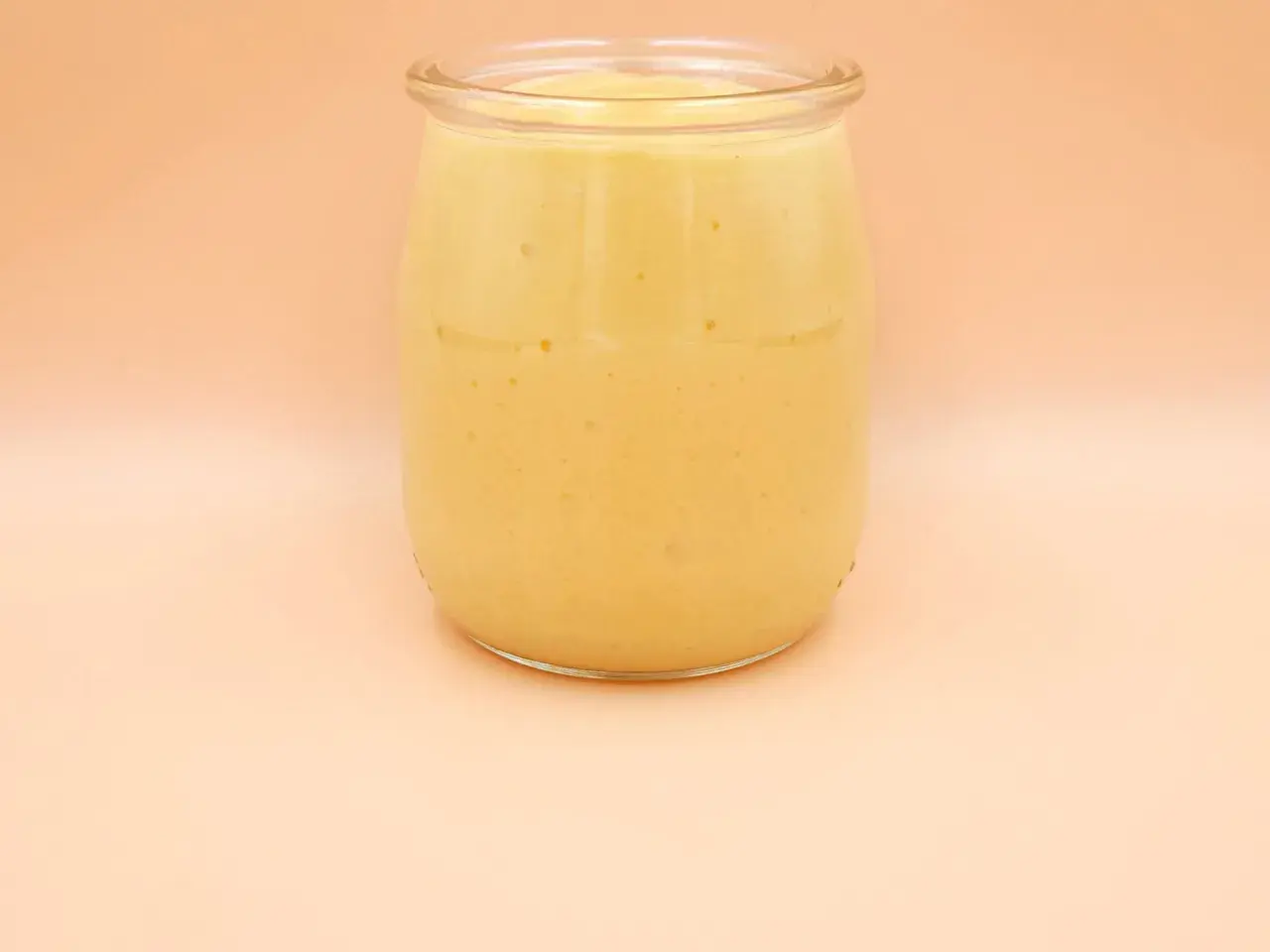 Gęsty, kremowy mango lassi w szklanym słoiku, gotowy do orzeźwiającego łyku.