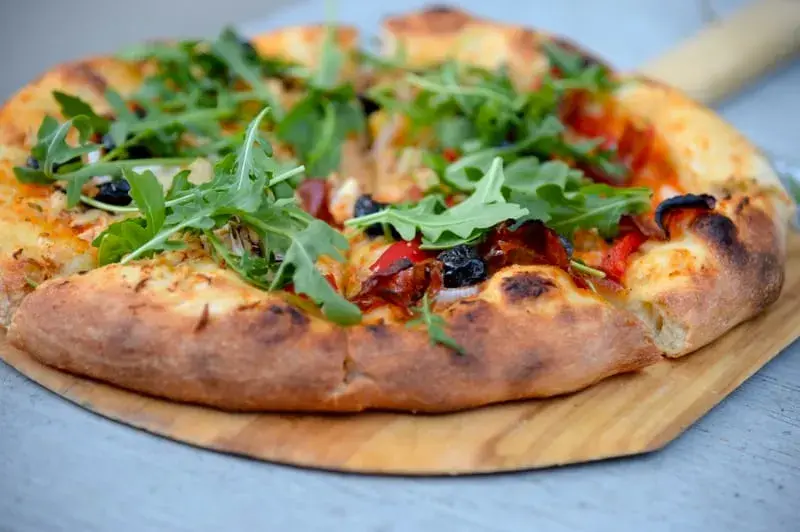 Ile gram ciasta na pizzę 30 cm? Oto idealne wagi dla każdej pizzy