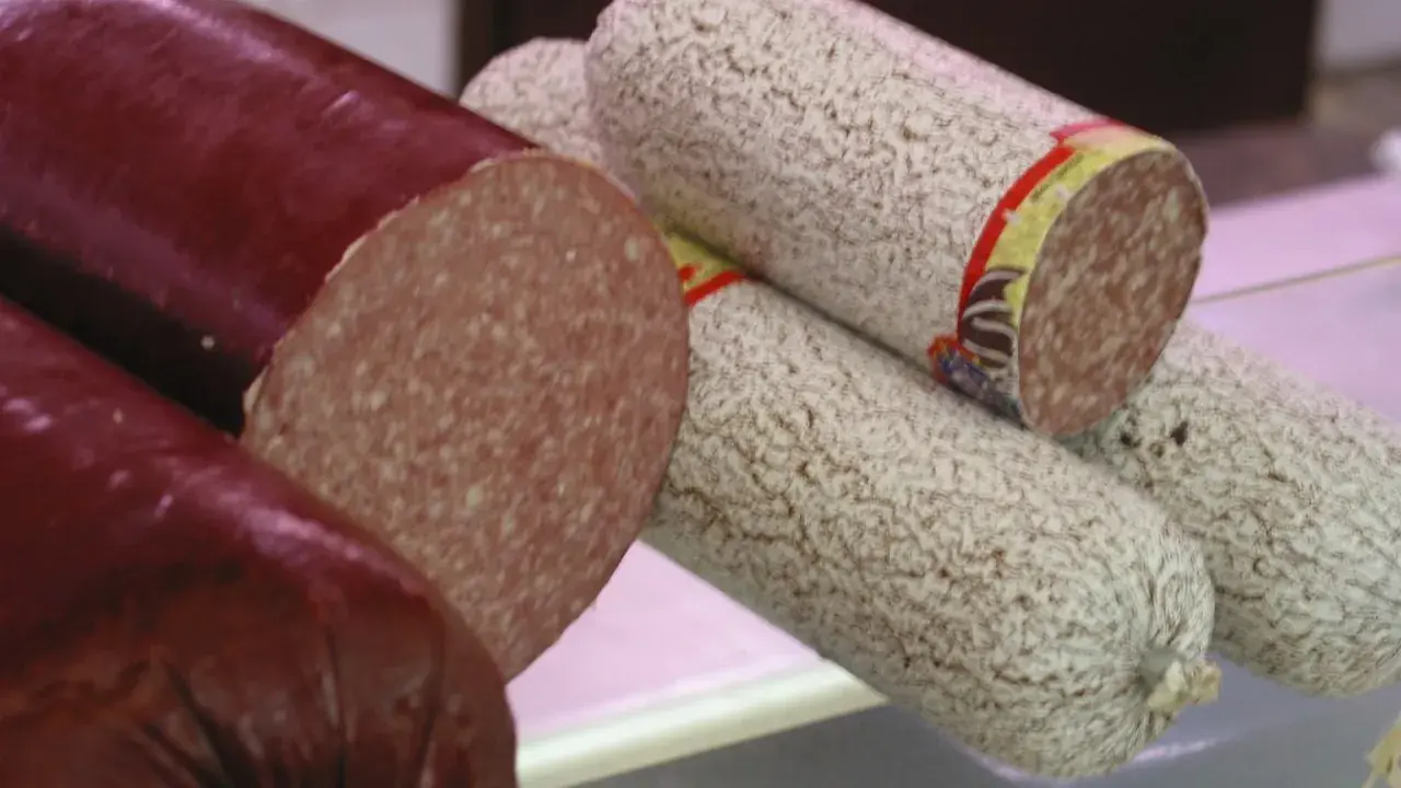 Kawałki ciemnej i jasnej salami, pokazujące z czego jest salami.