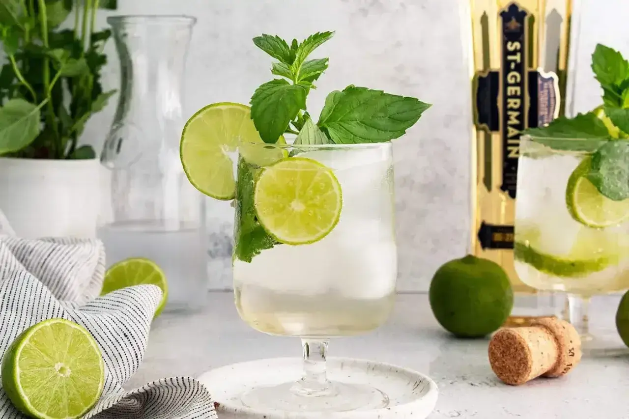 Orzeźwiający drink z limonką i miętą, idealny na lato. Poznaj przepis na Hugo drink!