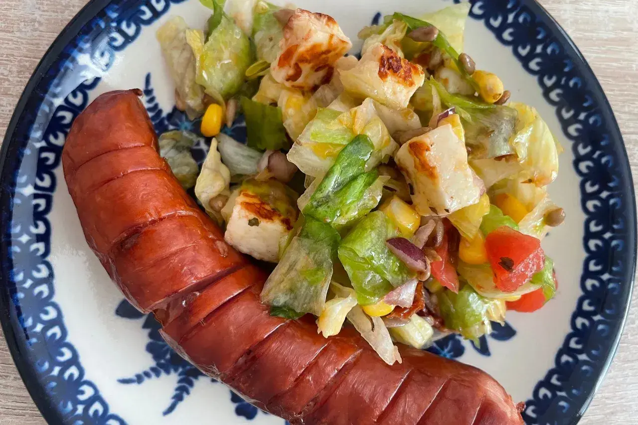 Jaka sałatka do szaszłyków? Lekka sałatka z grillowanym serem halloumi, sałatą, kukurydzą i pomidorkami świetnie pasuje do kiełbaski.