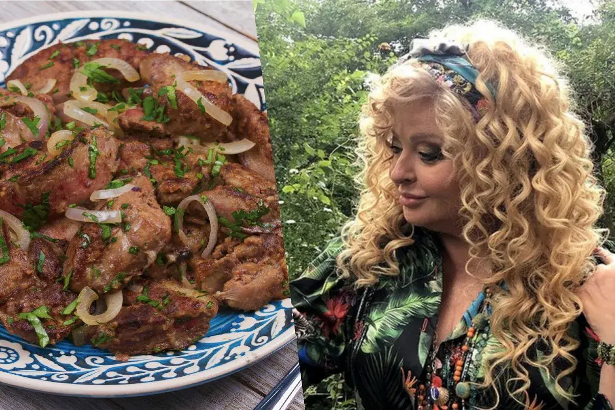 Jak zrobić wątróbkę? Na talerzu aromatyczna wątróbka z cebulką i natką pietruszki. Obok uśmiechnięta Magda Gessler.