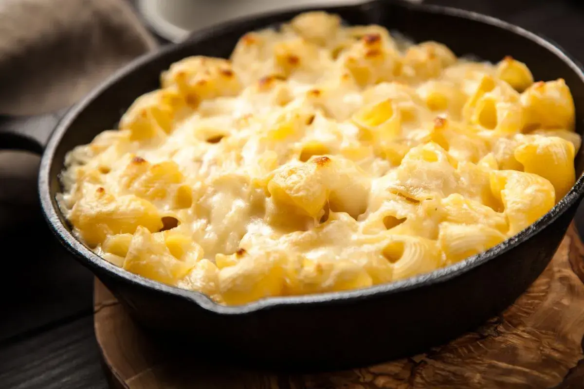 Pyszny makaron zapieczony z serem w żeliwnej patelni. Idealny przykład, jak ugotować makaron, by zachwycił smakiem.