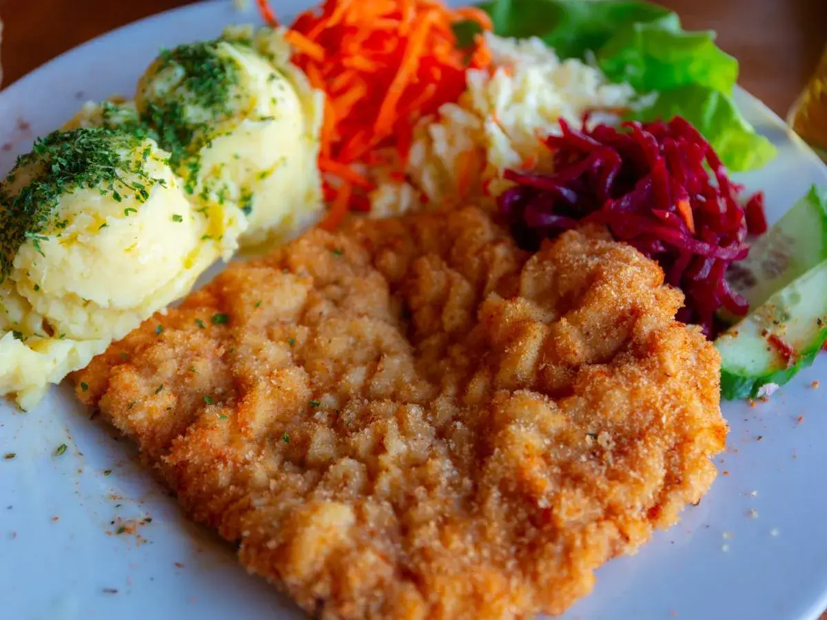 Kotlet schabowy z ziemniakami i surówkami. Sekret jak zrobić kotlety schabowe żeby były miękkie tkwi w panierce i smażeniu.