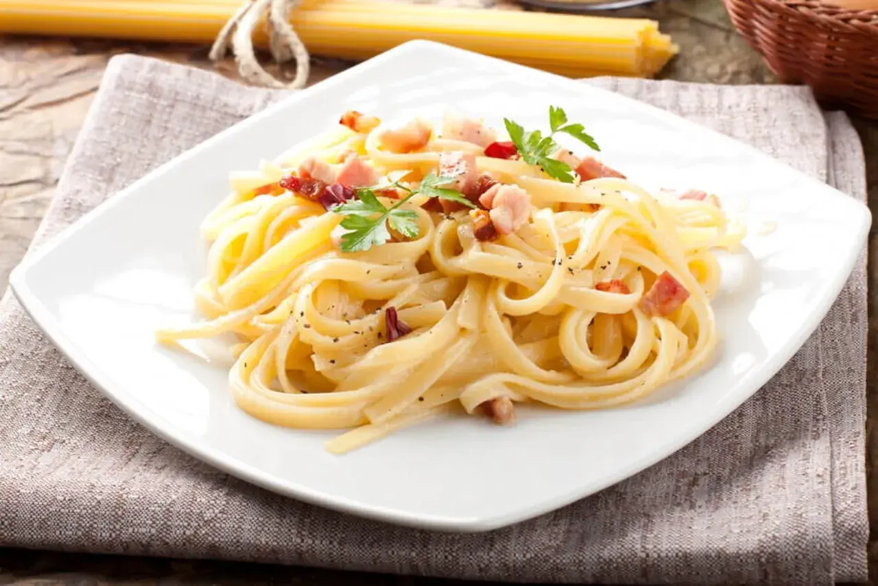 Pyszne spaghetti carbonara z boczkiem i pietruszką. Idealny przepis, jak zrobić carbonare, by zachwycić bliskich.