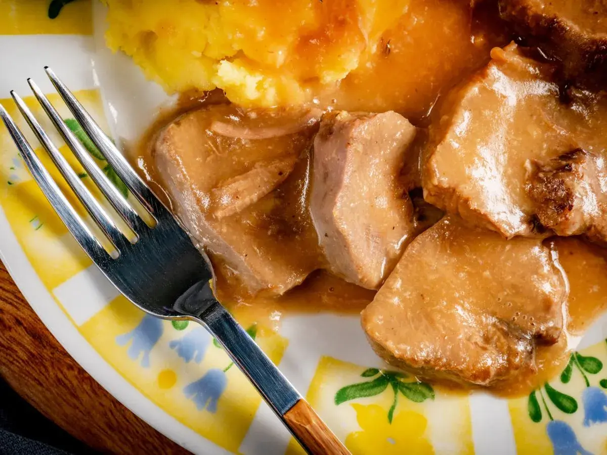 Miękkie plastry schabu w sosie, idealne, gdy zastanawiasz się, co zrobić ze schabu zamiast schabowych. Podane z purée ziemniaczanym.