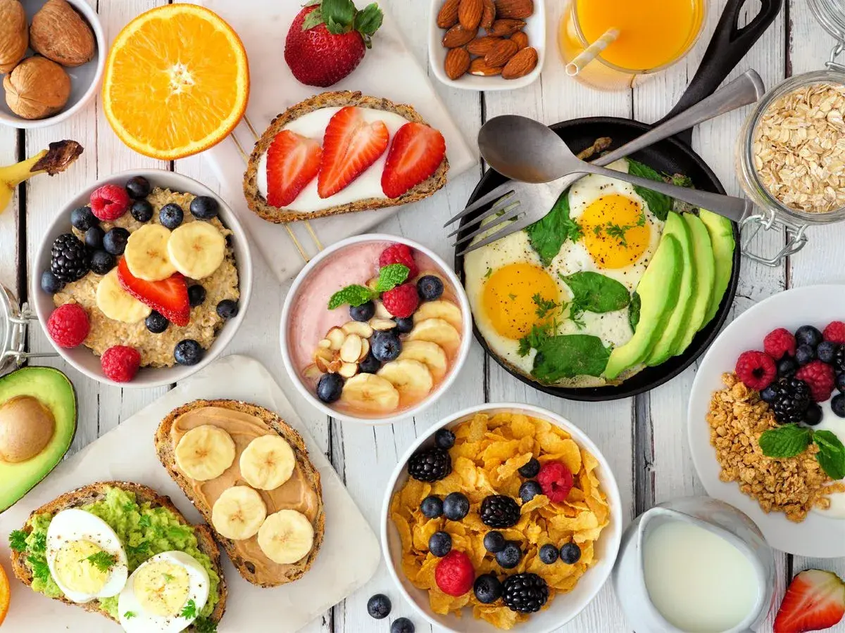 Mnóstwo inspiracji na zdrowe śniadanie: owsianka, jajka sadzone, tosty z awokado i masłem orzechowym, smoothie bowl, płatki z owocami.
