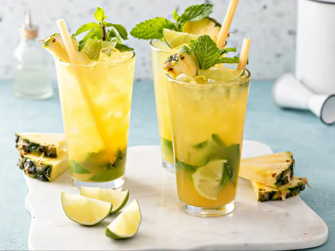 Orzeźwiające mojito bezalkoholowe z ananasem, miętą i limonką. Idealne na upalne dni.