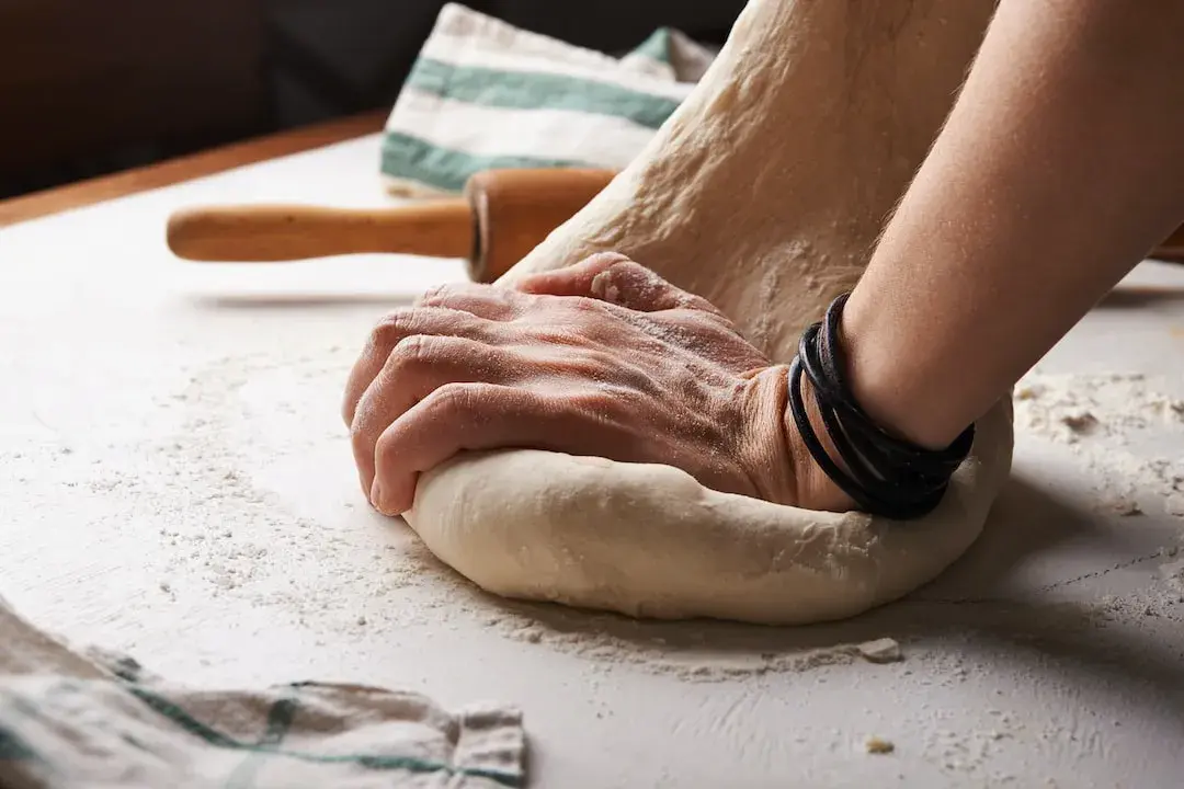 Jak uformować pizzę: proste techniki dla idealnego ciasta