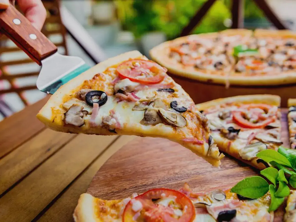 Ile osób najedzie się pizzą 40 cm? Sprawdź, zanim zamówisz!
