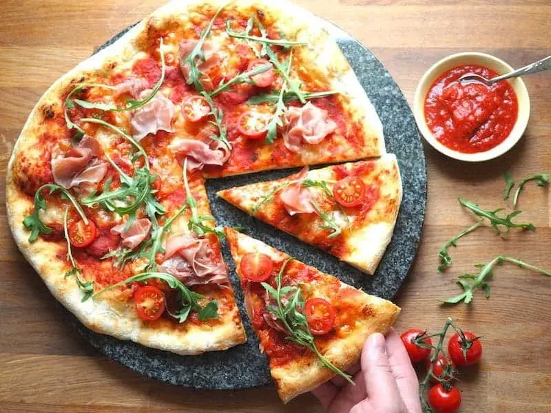 Jak się robi pizzę domową - prosta receptura na idealne ciasto