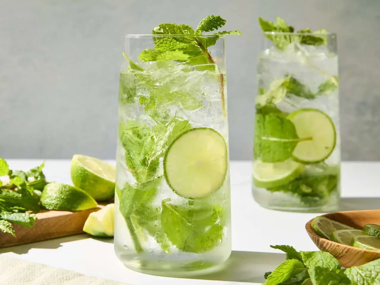Orzeźwiający mojito bezalkoholowe z limonką i miętą, idealny na upalne dni.