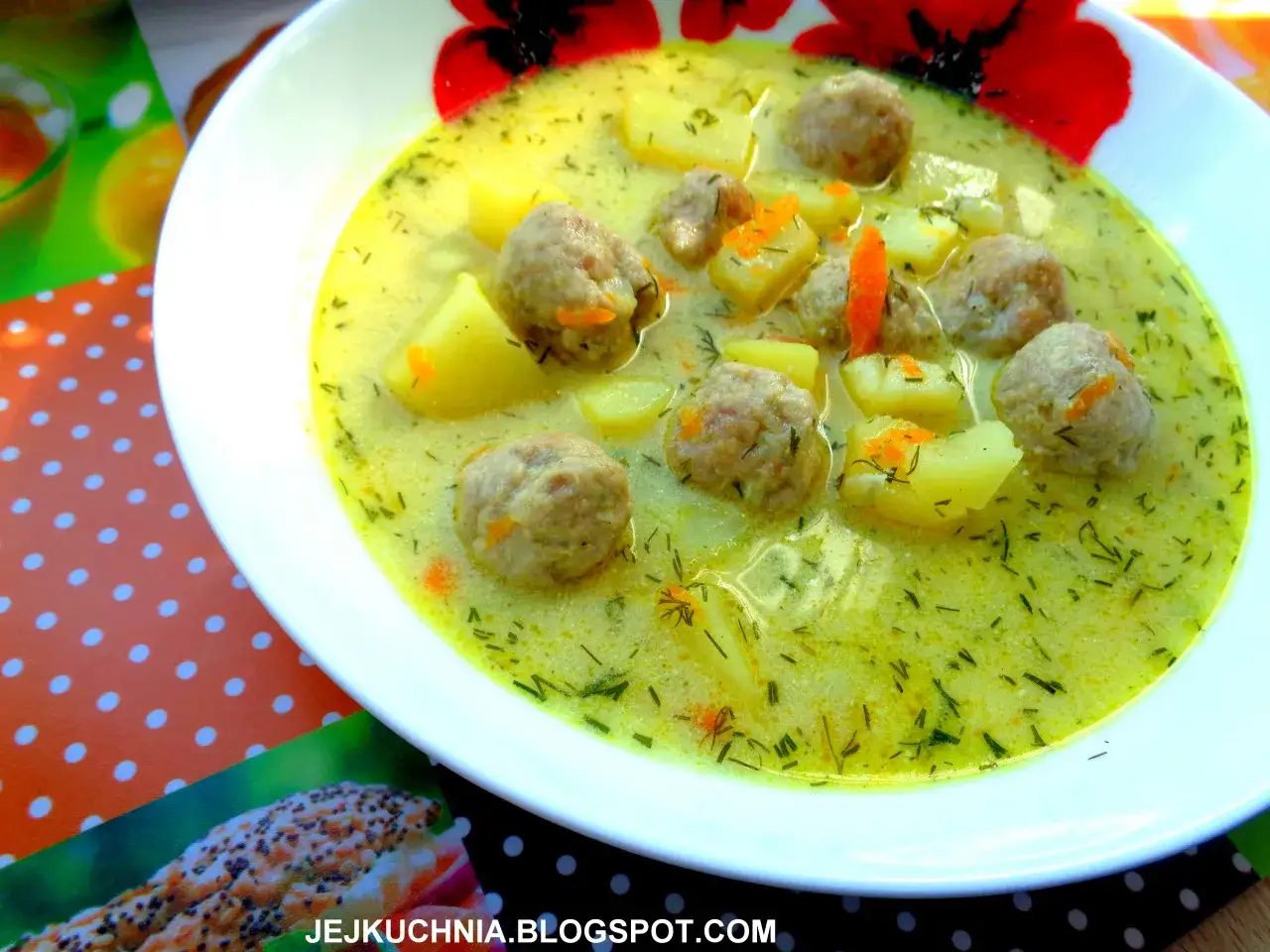 Zupa klopsowa babci: pyszne klopsiki w kremowym sosie z ziemniakami i koperkiem. Smak dzieciństwa!