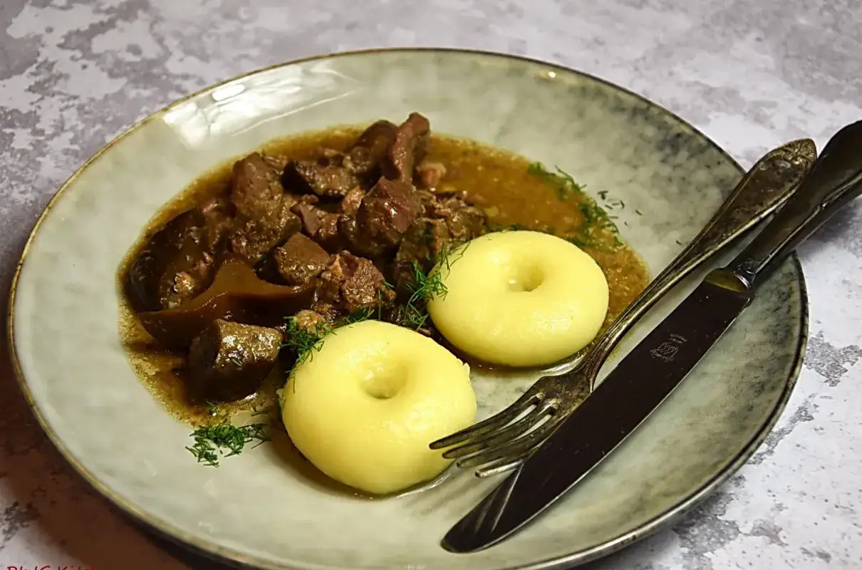 Gulasz z dzika z kluskami śląskimi i koperkiem. Aromatyczne danie, które rozpływa się w ustach.
