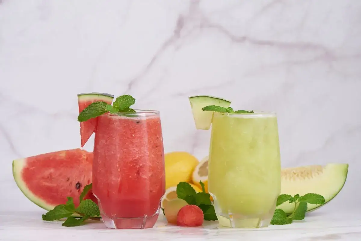 Orzeźwiająca lemoniada arbuzowa i melonowa, ozdobione miętą i owocami, idealne na upalne dni.