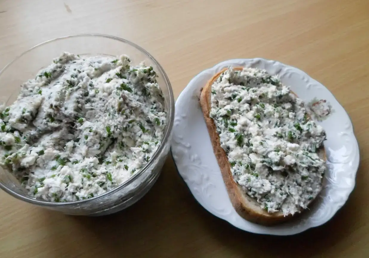 Pyszna pasta z makreli i twarogu z dodatkiem szczypiorku, gotowa do nałożenia na świeży chleb.