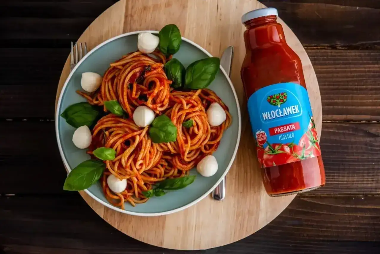 Spaghetti bolognese z passatą Włocławek, udekorowane kulkami mozzarelli i bazylią.