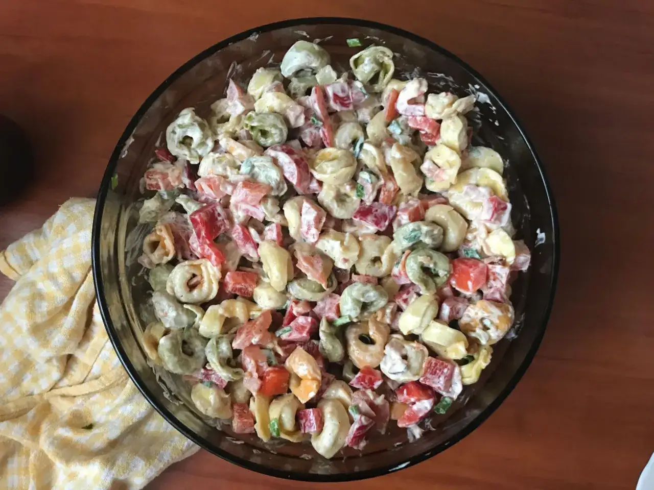 Mieszanka tortellini z papryką i kremowym sosem, idealna na letnie przyjęcie. To najlepsza sałatka z tortellini, jaką jadłam!