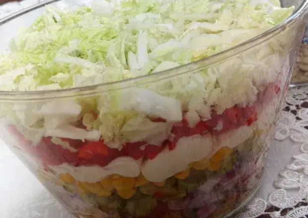 Zdjęcie Jak zrobić sałatkę gyros warstwowa, która oczaruje Twoich gości