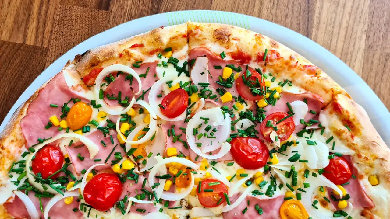 Zdjęcie Ile osób najedzie się pizzą 40 cm? Sprawdź, zanim zamówisz!
