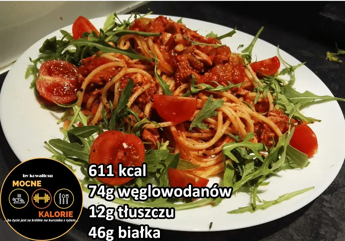 Pyszny makaron z tuńczykiem, pomidorkami i rukolą. Danie ma 611 kcal, 74g węglowodanów, 12g tłuszczu i 46g białka.