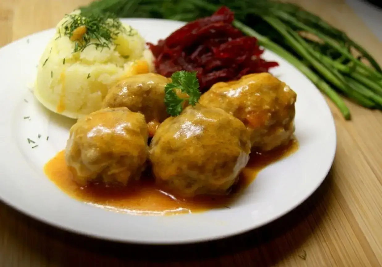Pyszne pulpety w sosie pomidorowym bez smażenia, podane z puree ziemniaczanym i buraczkami.