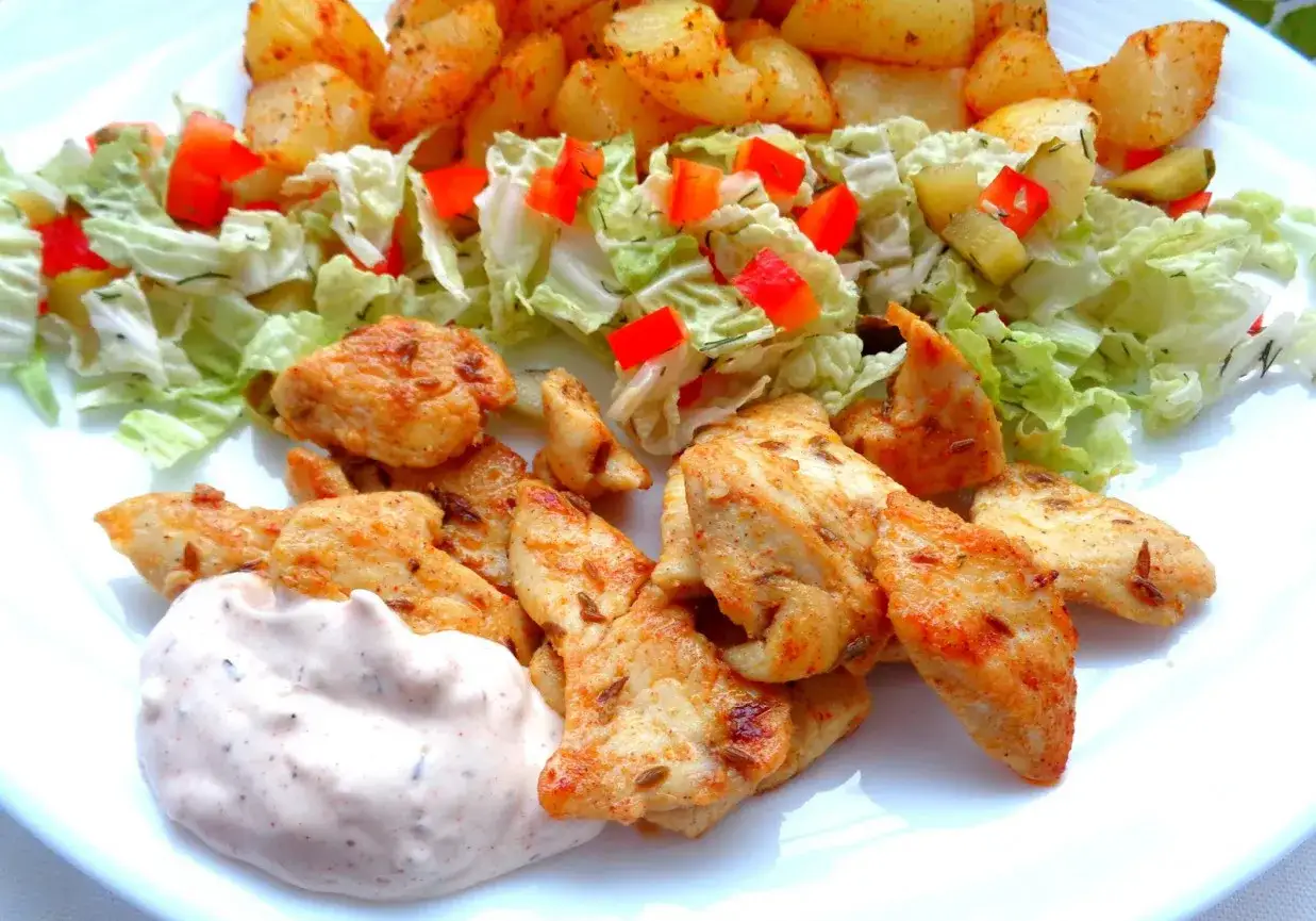 Pyszna shoarma z kurczaka z chrupiącymi ziemniaczkami i świeżą sałatką. Idealny posiłek na szybki obiad.