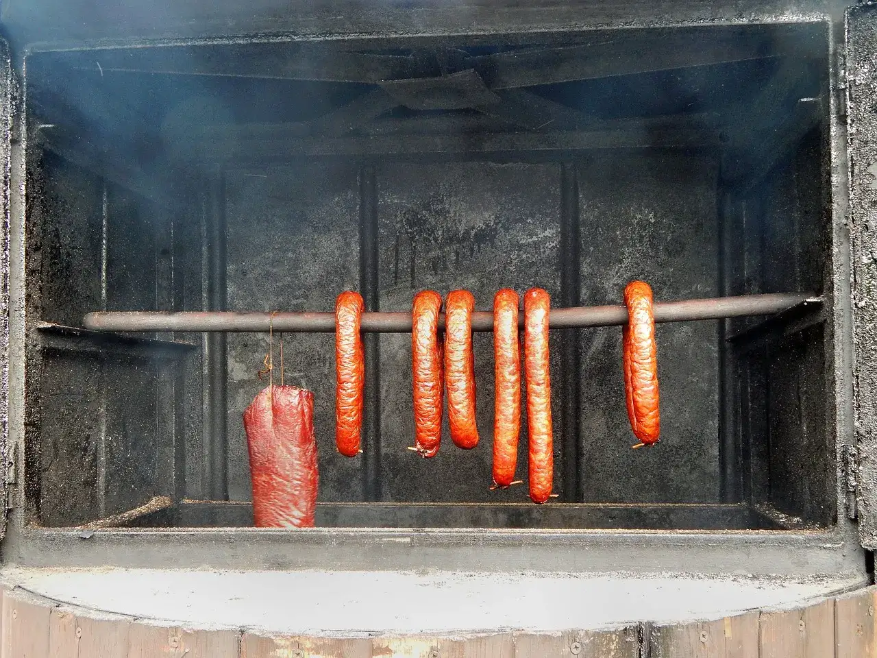 Wędzenie szynki i kiełbas w wędzarni. Idealna temperatura i czas wędzenia to klucz do sukcesu.