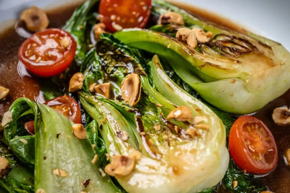 Grillowany pak choi z pomidorkami koktajlowymi i orzechami, jedna z 4 wypróbowanych sałatek.