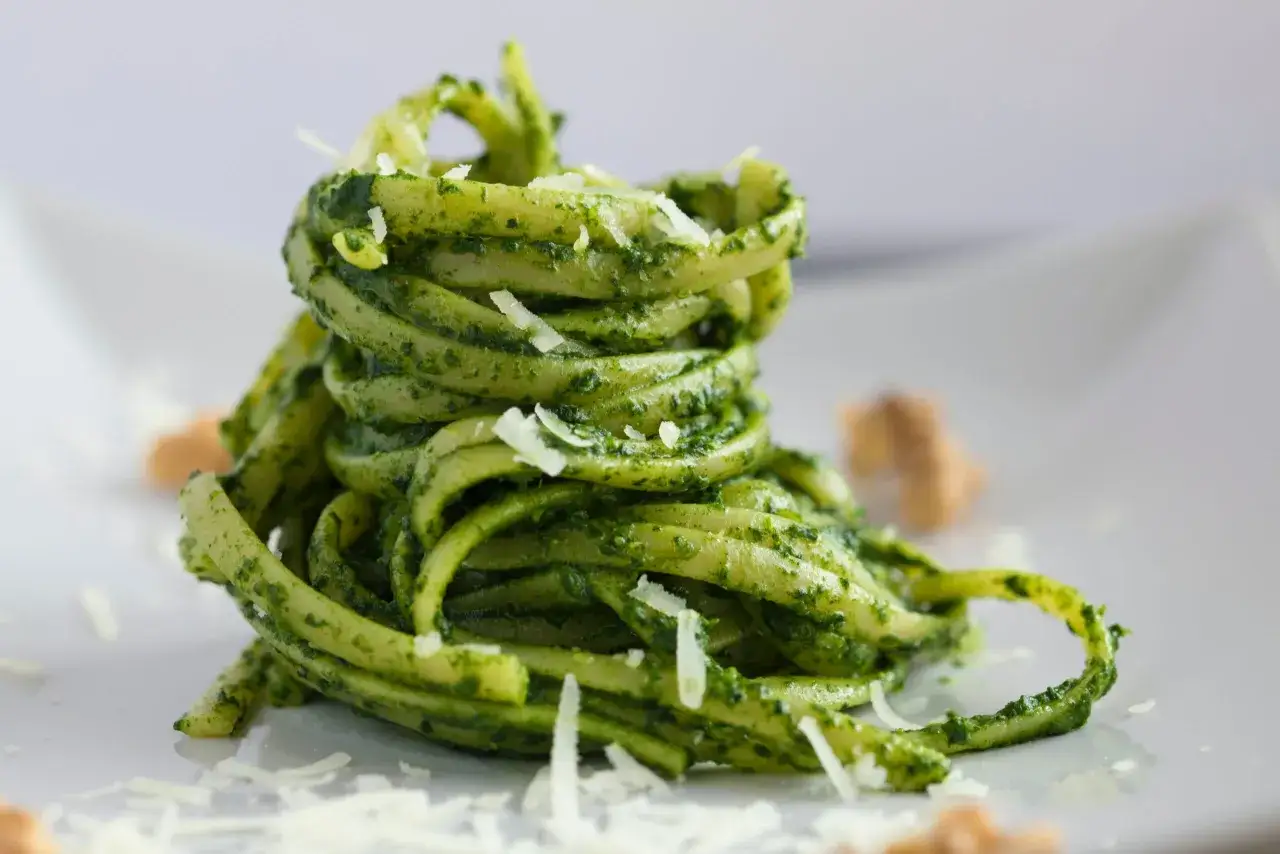 Makaron z domowym pesto, idealny na szybki obiad. Dowiedz się, jak zrobić pesto!