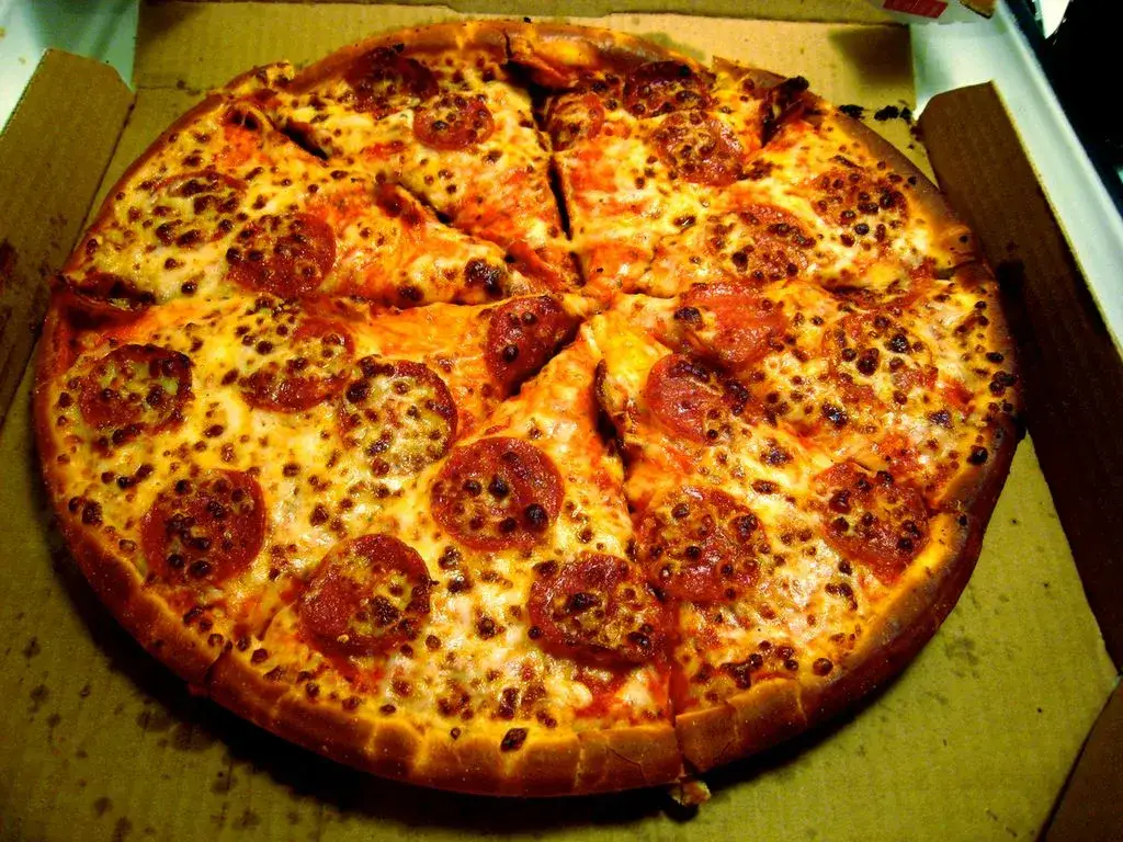 Zdjęcie Średnia pizza Domino's ile cm? Odkryj jej idealny rozmiar i więcej